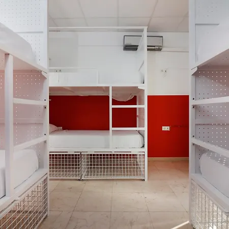 Albergue Feel Center *