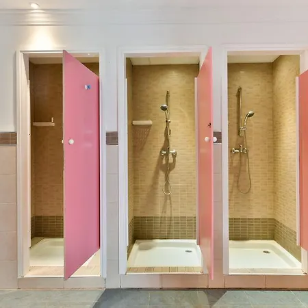 Albergue Feel Center *